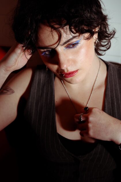 Ilian Lafon modèle mannequin actrice égerie photogrpahie shooting portrait pixie brune piercing tatouages yeux noirs cheveux bouclés