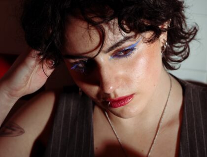 Ilian Lafon modèle mannequin actrice égerie photogrpahie shooting portrait pixie brune piercing tatouages yeux noirs cheveux bouclés