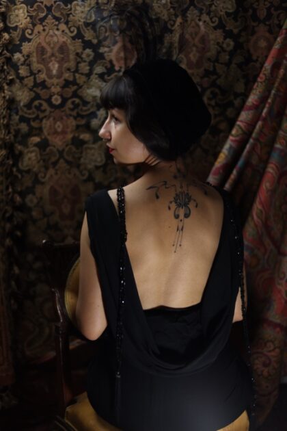 elsa noel guesnon guide touristique tatouage maggie ink art julie campan photographie shooting vidéo film années 20 années 30 1920 1930 brune tatouée inked gilr inked plume de paon paris antiquité tapisserie antique brocante vintage retro