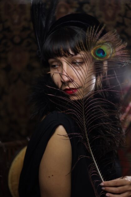 elsa noel guesnon guide touristique tatouage maggie ink art julie campan photographie shooting vidéo film années 20 années 30 1920 1930 brune tatouée inked gilr inked plume de paon paris antiquité tapisserie antique brocante vintage retro